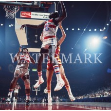 AA227 ELVIN HAYES WES UNSEL BULLETS UNDER THE RIM Photo