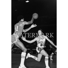 AA138 DAVE BING PASS PISTIONS Photo