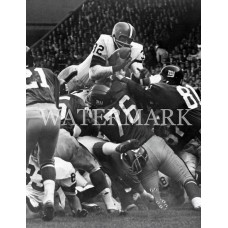 AA318 JIM BROWN BROWNS OVER THE TOP  VS GIANTS Photo