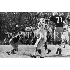AA386 JOHNNY UNITAS COLTS SCRAMPLES UNFIELD Photo