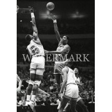 AB296 Hakeem Olajuwon shoots over Patrick Ewing Knicks Rockets Photo